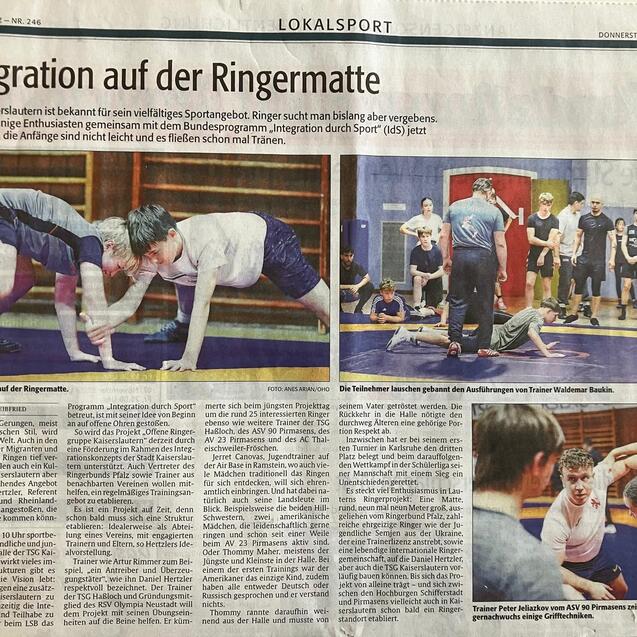 Zeitungsartikel &uuml;ber Integration im Ringsport mit Trainingsszenen auf der Matte und aktiven K&auml;mpfern.