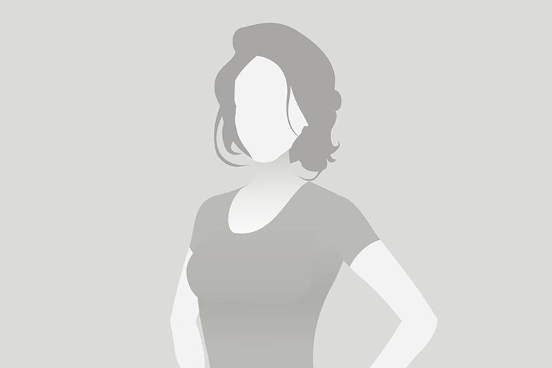 Silhouette einer Frau mit schulterlangen Haaren, in einem schlichten T-Shirt, auf neutralem Hintergrund.