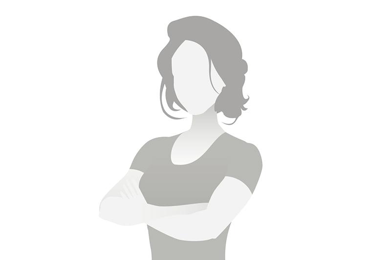 Illustration einer Frau mit verschr&auml;nkten Armen, die im Graustufenstil und ohne Gesicht dargestellt ist.
