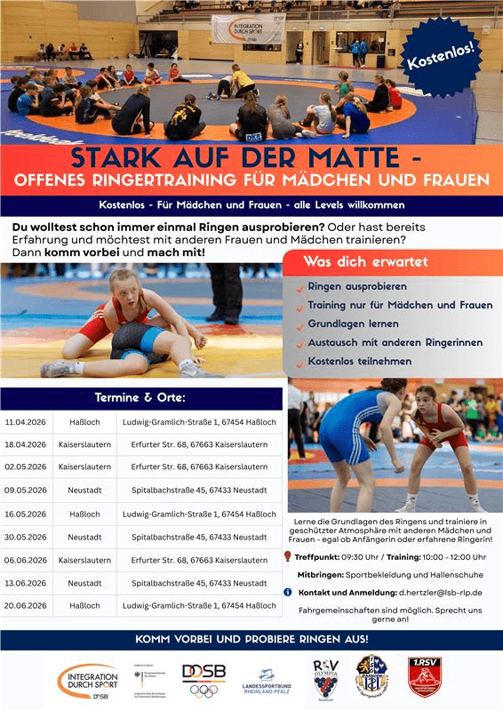 Gruppentraining f&uuml;r M&auml;dchen und Frauen im Ringen auf einer Matte, mit Teilnehmerinnen in Aktion und Informationen im Hintergrund.